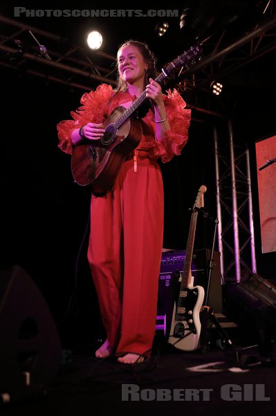 ANNA B SAVAGE - 2023-04-21 - PARIS - La Boule Noire - 